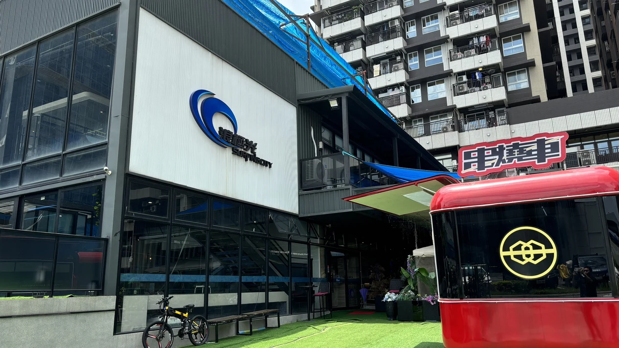New Taipei Banqiao: Aurora Indoor Surfing Experience