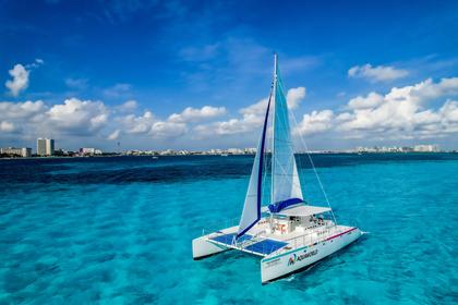 Katamaran Isla Mujeres dengan Makan Siang