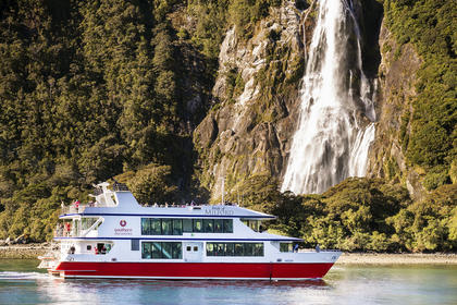Tur Milford Sound dengan Coach Beratap Kaca