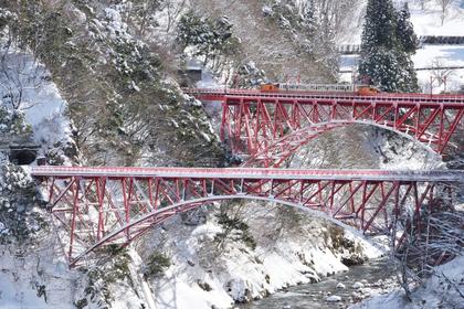 Kurobe Winter Gorge Rail & Nousaku Crafting Bus Tour