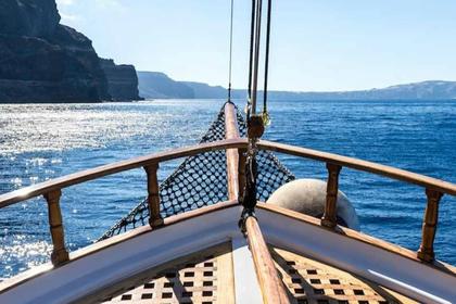Tur Perahu Setengah Hari Santorini