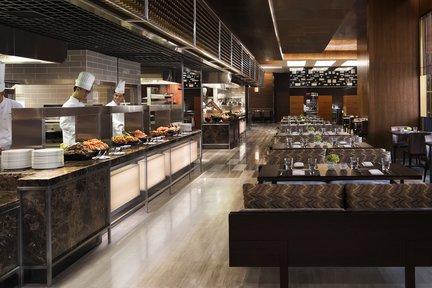 «Шведский стол» в ресторане Urban Kitchen отеля JW Marriott Macau