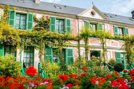 Claude Monet House in Giverny and Versailles Day Tour from Paris