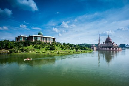 Putrajaya Tour with Pink Mosque and River Cruise Experience