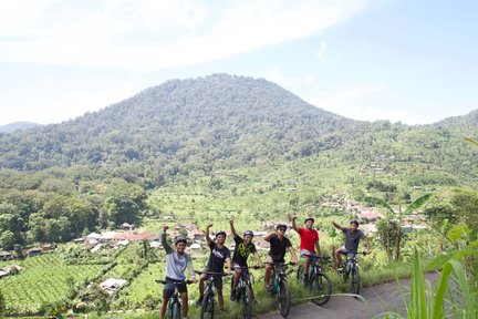 Tour en bicicleta por el lago Tamblingan en el norte de Bali