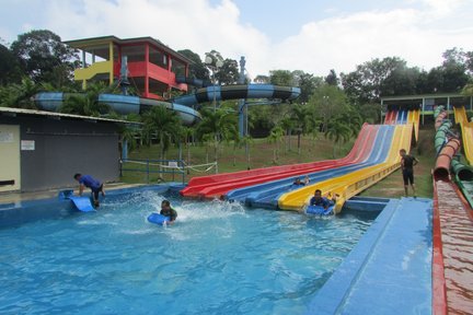 Entrada al parque temático acuático Melaka Wonderland