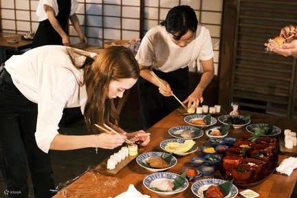 가나자와 겐로쿠엔 & 히가시 차야 일일 투어 (테마리즈시 만들기 체험 포함)