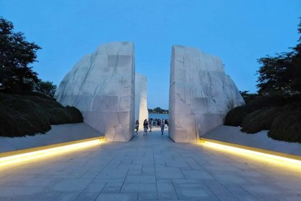 The U.S. Navy Memorial, White House, and Capitol Building Night Tour