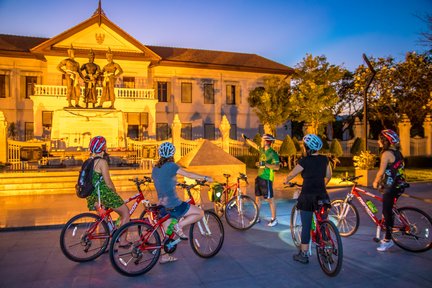 Lawatan Berpandu ke Bandar Lama Chiang Mai & Pasar dengan Basikal