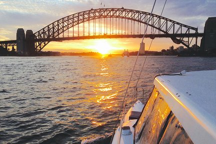 Kleingruppen-Sightseeing-Kreuzfahrt im Hafen von Sydney bei Sonnenuntergang