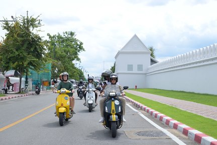 Vintage scooter bangkok tour