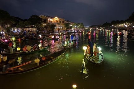 Tiket Menaiki Bot dan Melepaskan Tanglung di Sungai Hoai, Hoi An