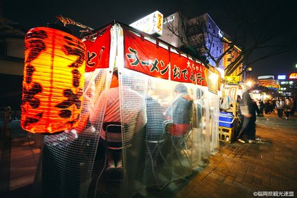 Tour nocturno de Fukuoka a la torre de Fukuoka, crucero por el río Nakagawa y cena Enjoy Yatai