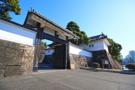 Imperial Palace East Garden and Heritage of Edo Castle Private Tour