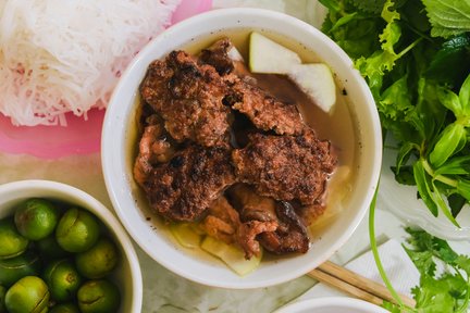 Lawatan Merasai Makanan di Old Quarter dengan Pilihan Kunjungan Jalan Kereta Api