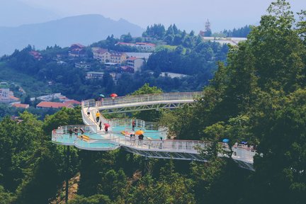 Nantou Qingjing Skywalk y entrada al jardín suizo