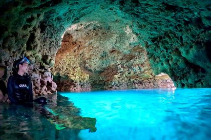 Snorkeling et plongée sous-marine dans la grotte bleue à Okinawa