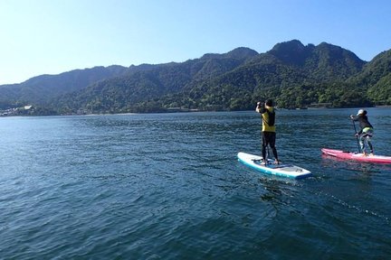 Esperienza di stand up paddle al Santuario di Itsukushima