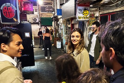 Tokyo: Shinjuku Night Walking Guided by Japanese Guide