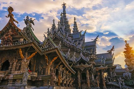 Entrada al Santuario de la Verdad en Pattaya