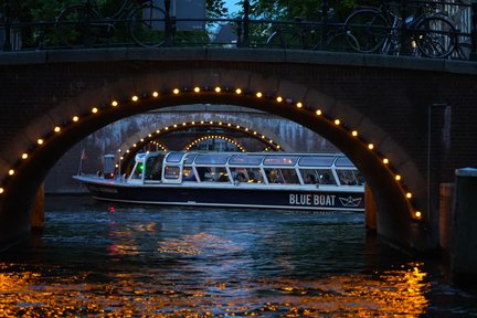 Evening Canal Cruise Experience in Amsterdam