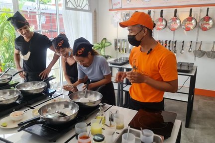 ชั้นเรียนทำอาหารไทยที่ Pum Thai Cooking Class ในป่าตอง