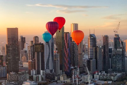 Heißluftballon im zentralen Geschäftsviertel von Melbourne