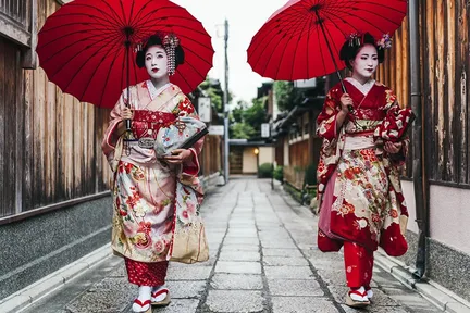 Kyoto: Geisha & Gion History Night Walking Tour