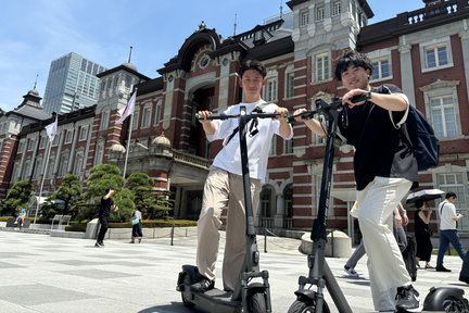 Tokyo E-Scooter Day Tour : Top Landmarks & Local Spots