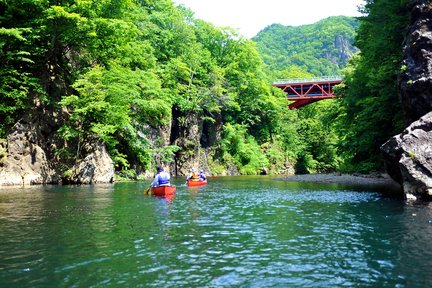 กิจกรรมพายเรือแคนูในแม่น้ำโทโยฮิระที่โจซังเคในฮอกไกโด