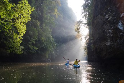 Avventura di kayak di mare di un'intera giornata nella baia di Ao Thalane da Krabi