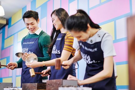 Taller de la Escuela de Golpes Duros en el Centro de Visitantes Royal Selangor en Kuala Lumpur