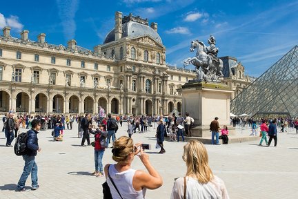 Skip-the-line Louvre Museum Small Group Guided Tour