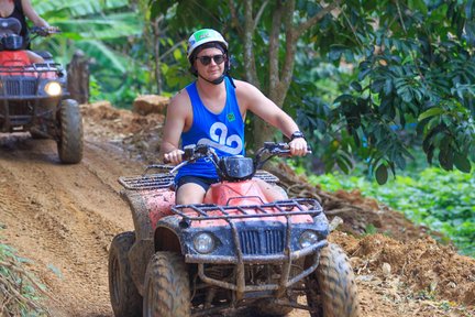 Avventura in quad nel paradiso di Phuket con esperienza di interazione con elefanti o zipline opzionali