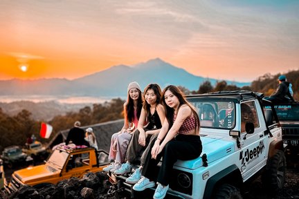 Tour Nhóm Nhỏ Đi Xe Jeep 4WD Ngắm Bình Minh Núi Batur Sunrise với Thợ Chụp Ảnh