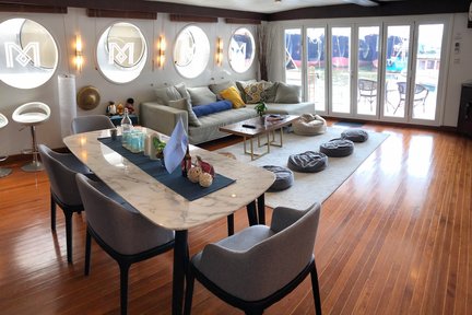 Classic Styled Cozy Houseboat Tangaroa Aberdeen Cultural Experience Tour (2 Hari)