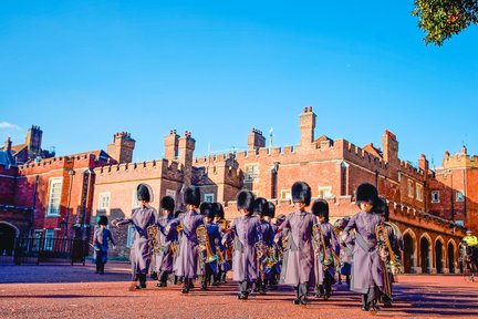 London's Amazing Palaces & Parliament Walking Tour