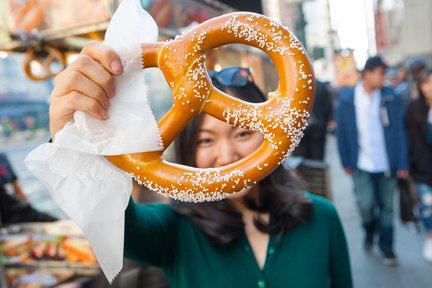 Eat 4 New York Foods & See 30 Sights Walking Tour