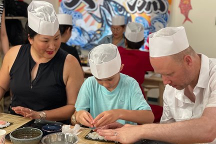 Sushi making class in Tokyo Tsukiji fish market with Pro sushi chef