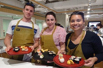 Tsukiji Outer Fish Market Tour and Rolled Sushi Class in Tokyo