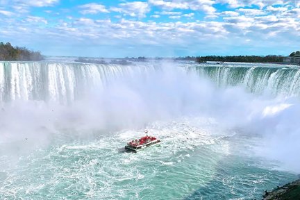 Canada: Niagara Falls Boat Tour with Maple and Chocolate Tasting