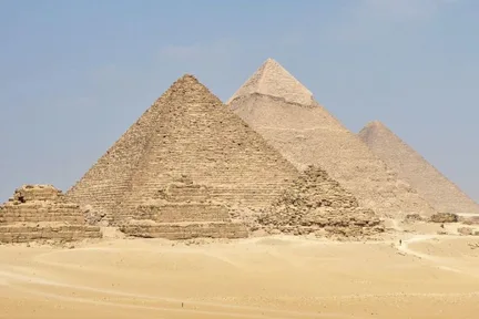 Day Tour to Giza Pyramids & The Egyptian Museum From Hurghada