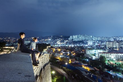 Tour a pie a la luz de la luna en Seúl con un historiador local