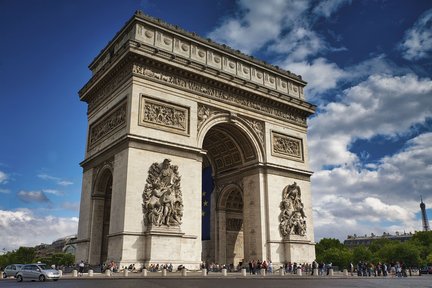 Champs Elysees Walking Tour dengan Akses Masuk Arc de Triomphe di Paris