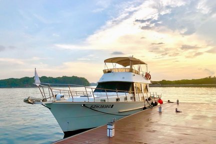 Crucero por el horizonte de la ciudad al atardecer con cóctel sin alcohol - Yachtcruisesg