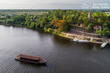 Pengalaman Royal Afternoon Tea Sunset Cruise di Sungai Perfume