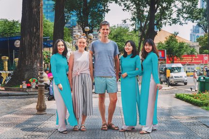 Saigon Highlights Tour in scooter di mezza giornata con Ao Dai Experience