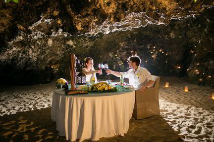 Experiencia de cena en la cueva de la playa de Samabe en Nusa Dua Bali