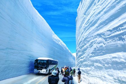 Shirakawago & Hida & Takayama Snow Wall 2 Days Tour from Osaka