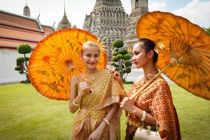 Fototour mit thailändischen Kostümen im Wat Arun Bangkok